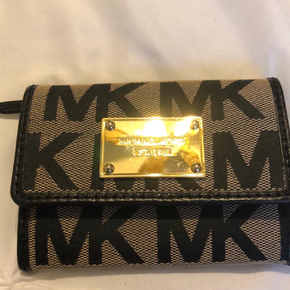 Micheal Kors Monogram Wallet